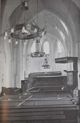 <p>Foto van het interieur in de richting van het koor voor de verwoesting van de kerk in 1944-1945. De banken in het schip, de noordbeuk en het koor zijn gegroepeerd rond de preekstoel (Taminiau 1946). </p>
